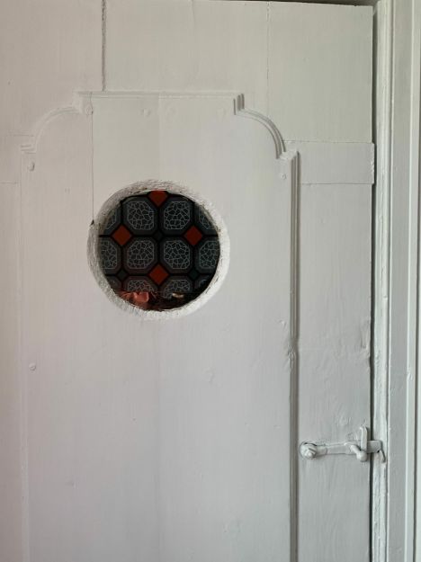 Vindu i innerdør som har speiler