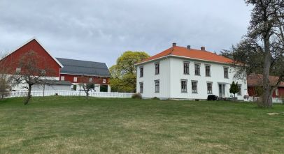 gårdsbruk sett fra hagen