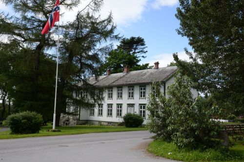 Steigen prestegård har store lerketrær ved inngangen