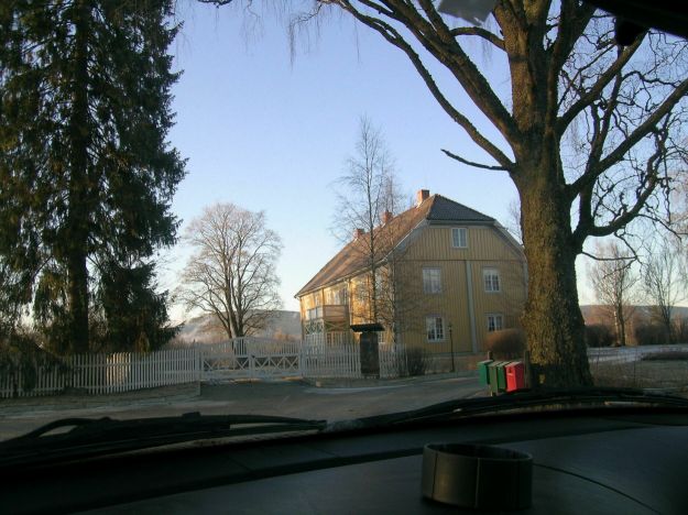 to etasjes hus halvvalmet tak