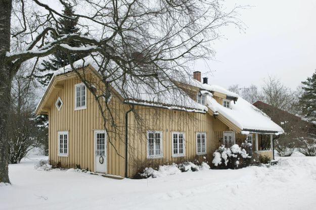 gult trehus om vinteren