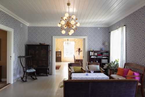 Stove med nylaga historisk tapet