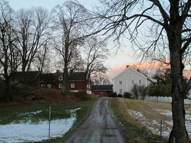 Grusvei som leder inn til Øste Toten prestegård. Foto